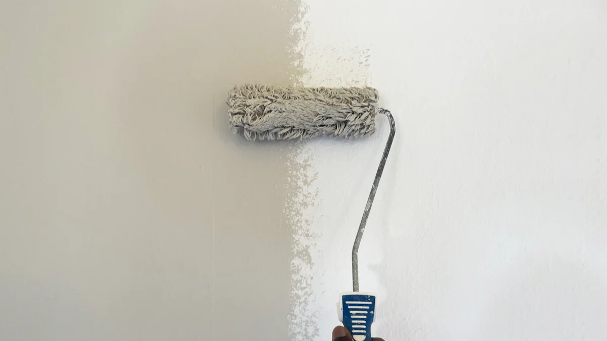 Main appliquant de la peinture blanche au rouleau sur un mur