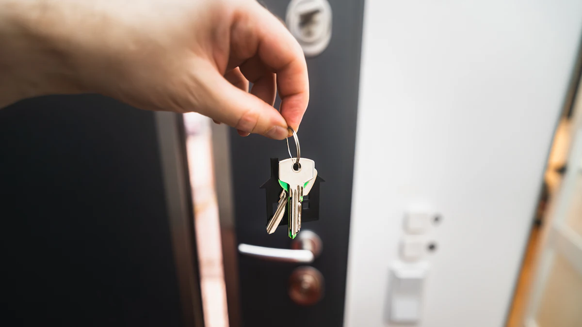 Main tenant une clé devant la porte d'un appartement