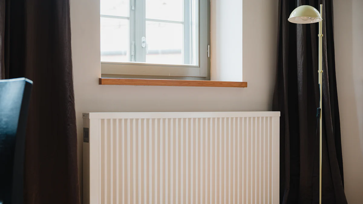Radiateur blanc sous une fenetre dans un logement