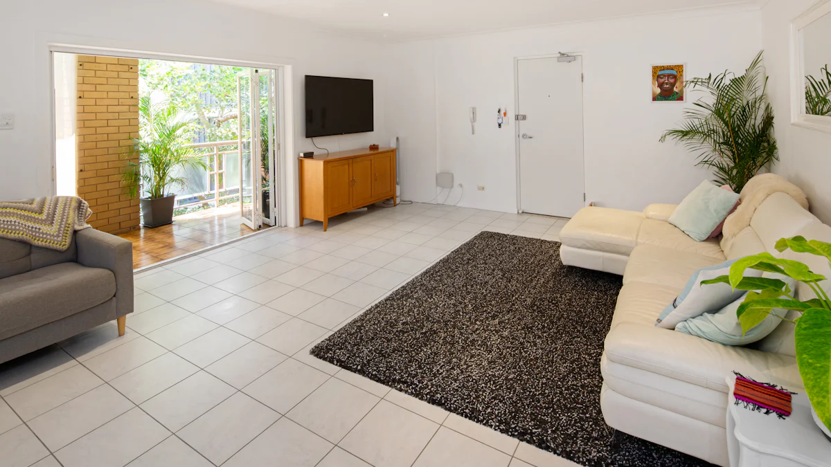 Salon spacieux d'un logement partagé avec deux canapés