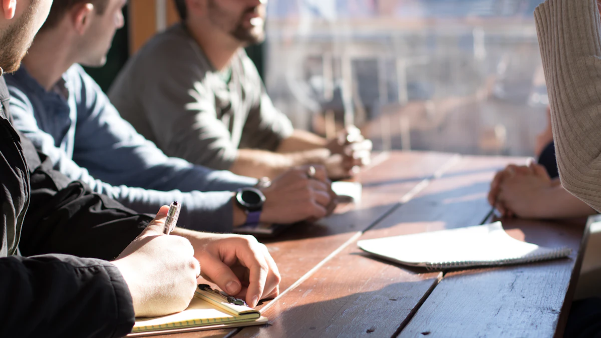 Personnes réunies autour d'une table avec leurs documents