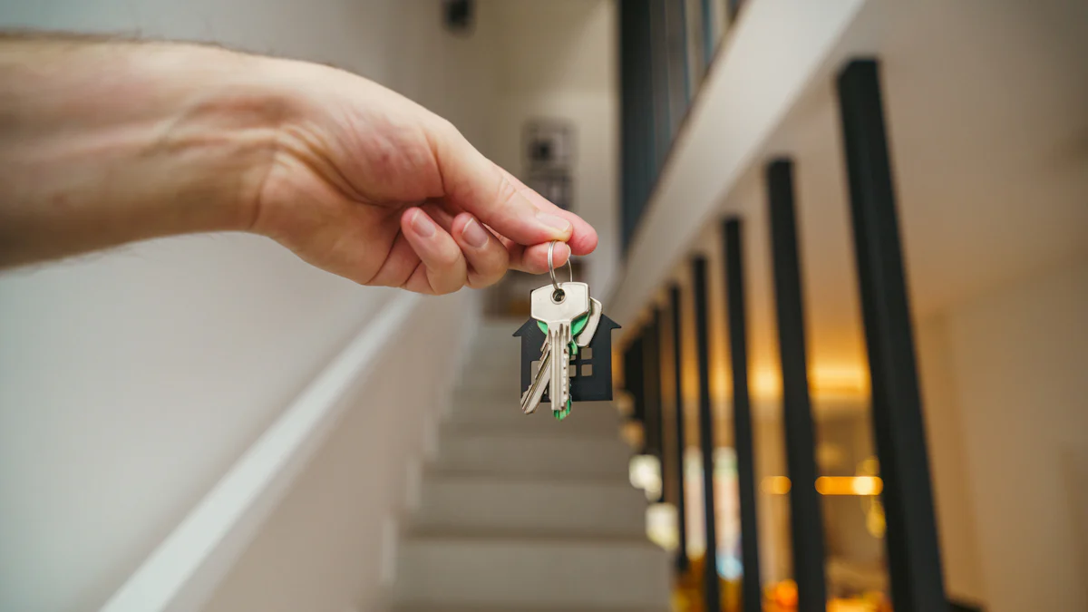 Clé de maison posée devant une calculatrice sur un bureau