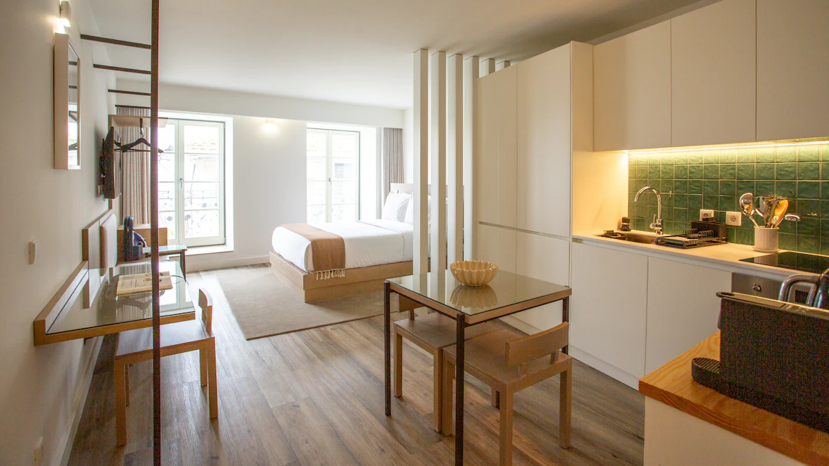 Studio meublé avec coin cuisine, table et lit