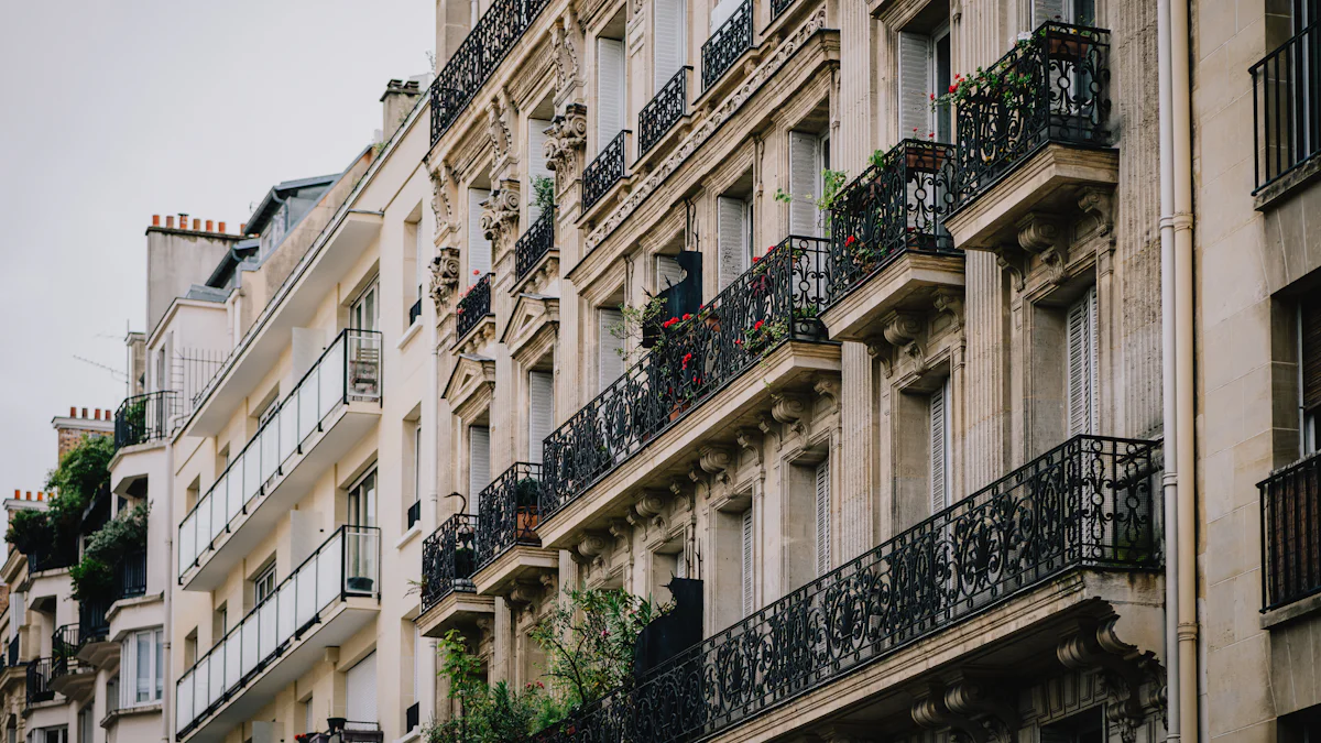 Façades d'immeubles parisiens avec balcons en fer forgé