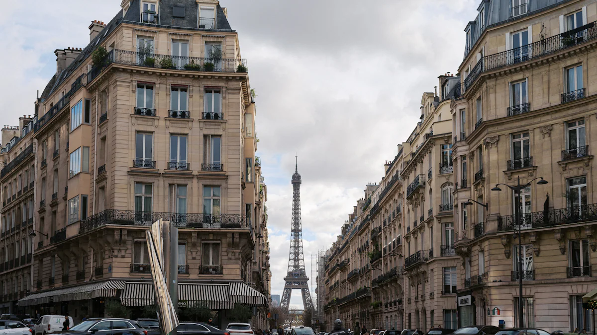 Immeubles haussmanniens d'une rue de Paris, la tour Eiffel au fond