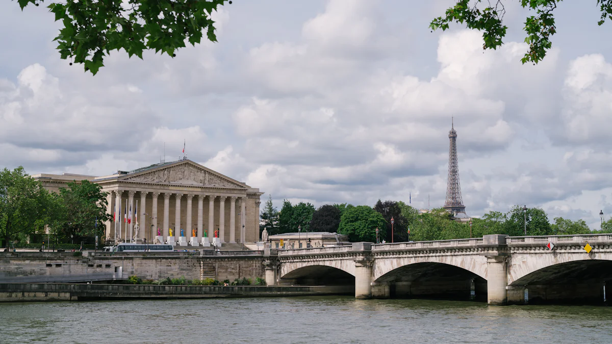 Le Palais Bourbon, siège de l'Assemblée nationale, vu depuis le pont de la Concorde