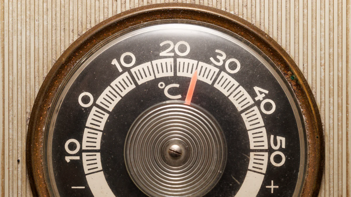 Thermomètre d'intérieur accroché au mur
