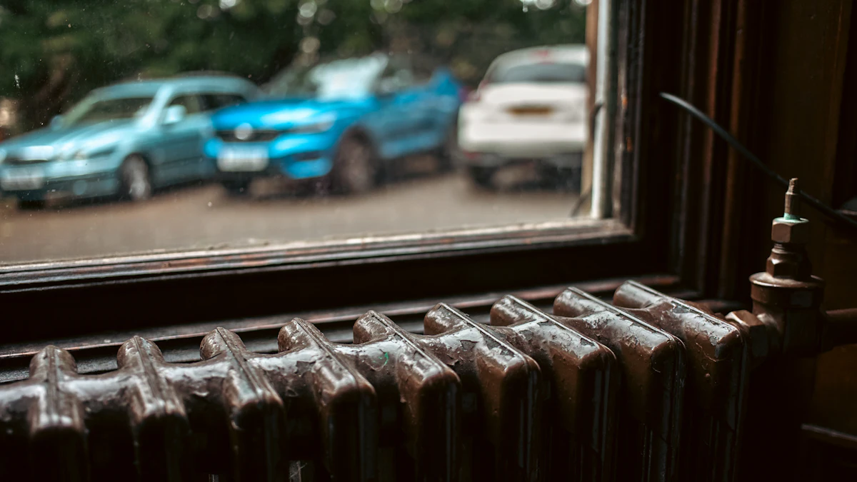 Vieux radiateur en fonte sous une fenêtre