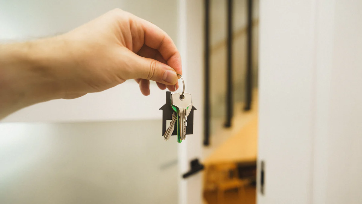 Main tenant un trousseau de clés devant la porte ouverte d'un logement