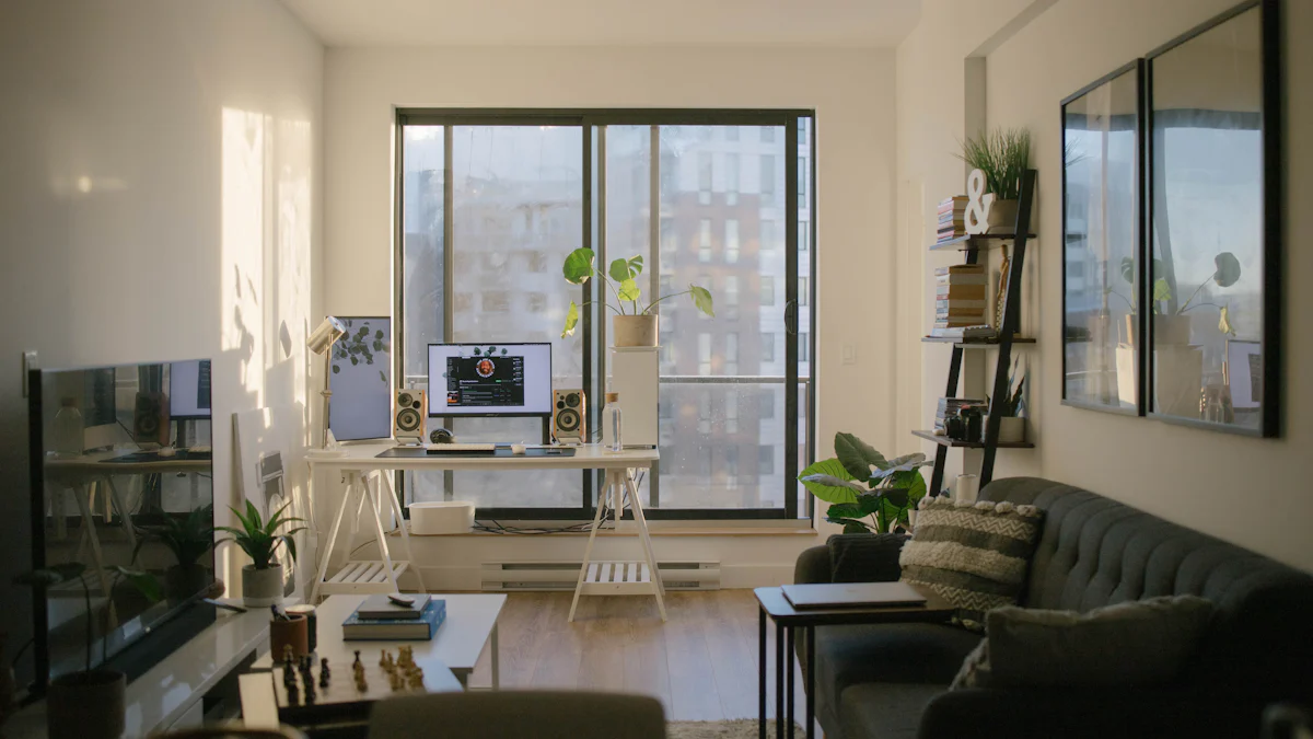Coin bureau près de la fenêtre dans un petit appartement