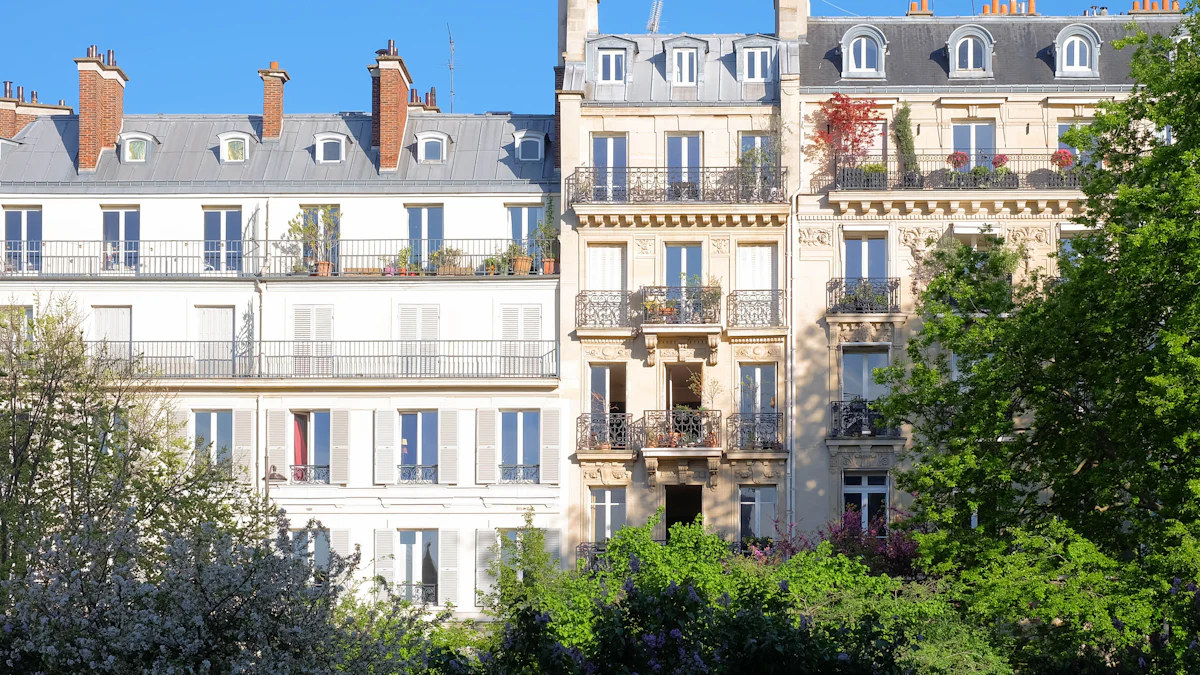 Immeubles d'habitation avec balcons sous un ciel bleu