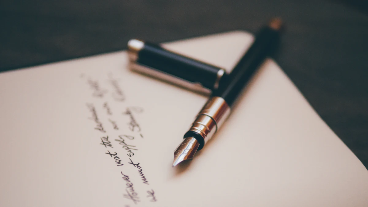Stylo plume posé sur une lettre manuscrite