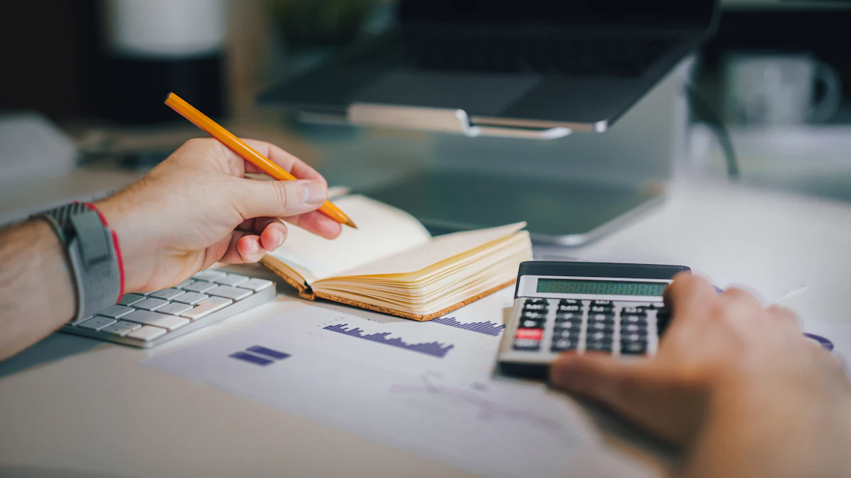 Personne qui fait ses comptes avec une calculatrice et un carnet