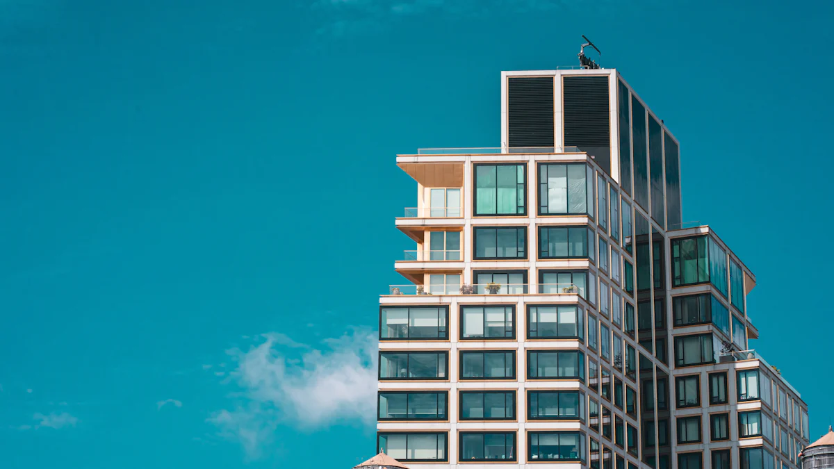 Immeuble de logements collectifs de briques sous un ciel bleu