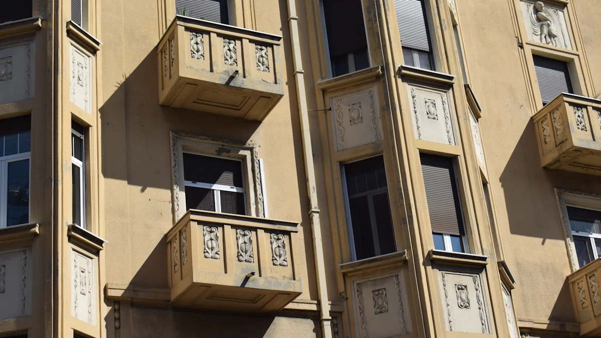 Façade d'un immeuble d'habitation ancien avec balcons
