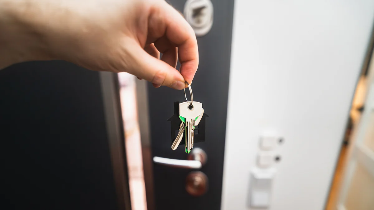 Main tenant un trousseau de clés devant la porte ouverte d'un logement