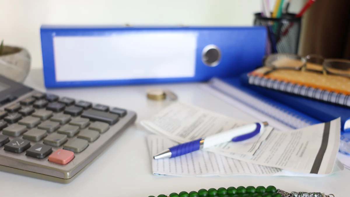 Classeur, calculatrice et stylo posés sur des documents administratifs