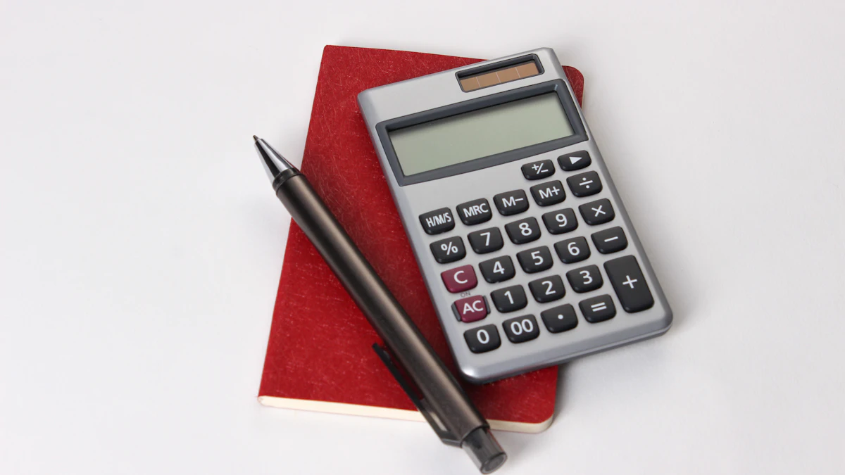 Calculatrice et stylo posés sur un carnet