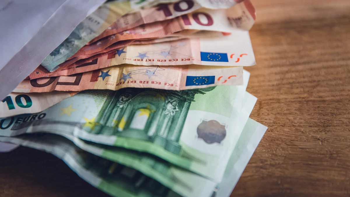 Billets en euros posés sur une table en bois