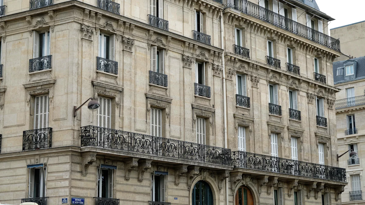 Façade d'un immeuble haussmannien parisien avec ses balcons en fer forgé