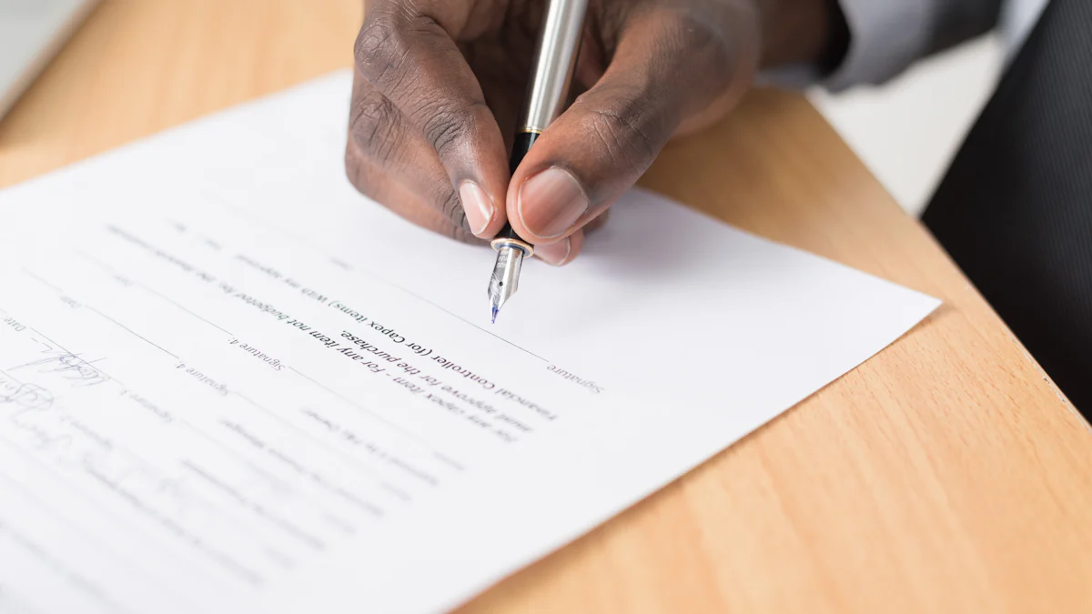Personne signant un contrat sur un bureau en bois