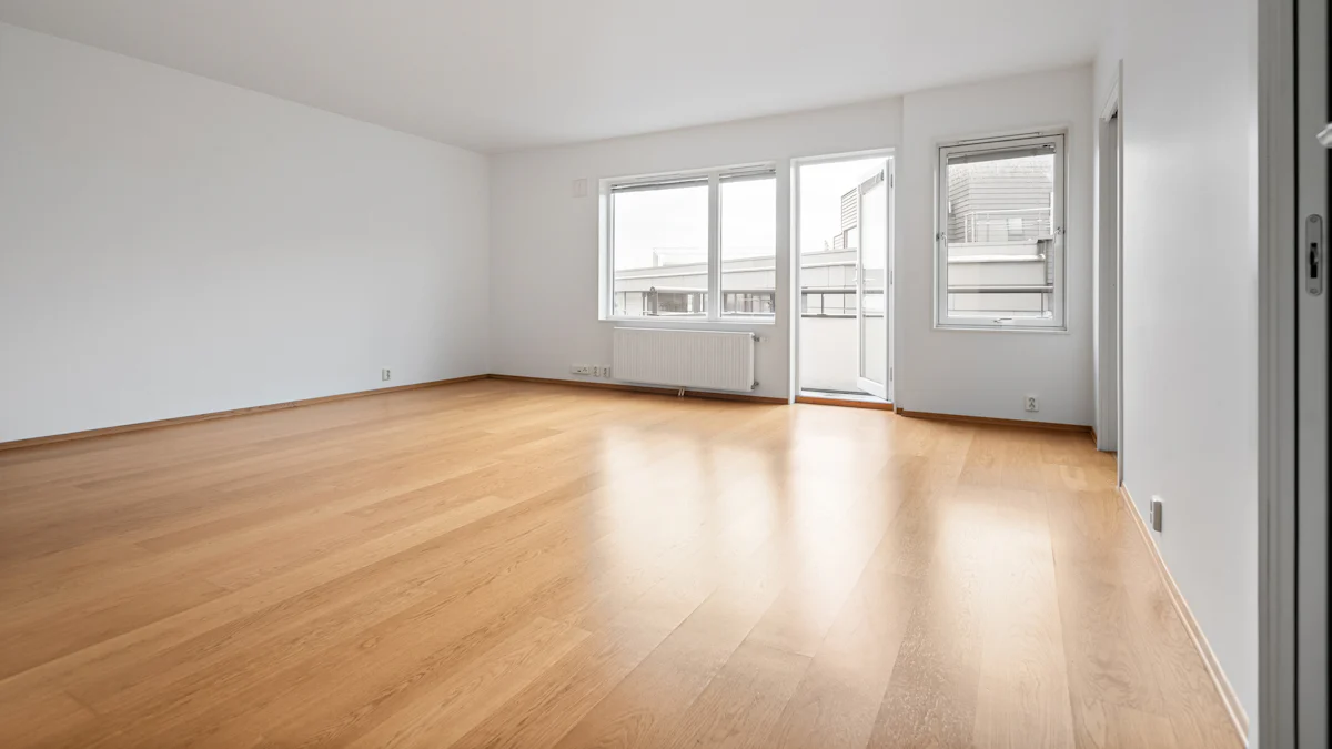 Séjour vide avec parquet et grande fenêtre dans un appartement
