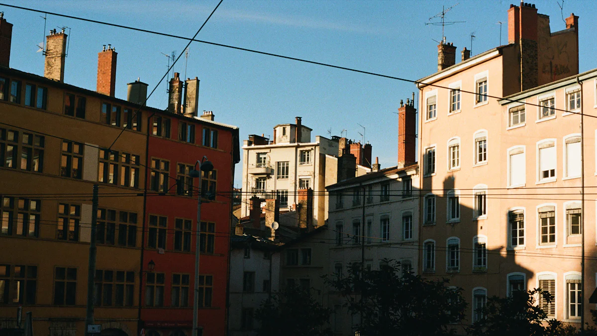 Immeubles d'habitation colorés dans une ville française