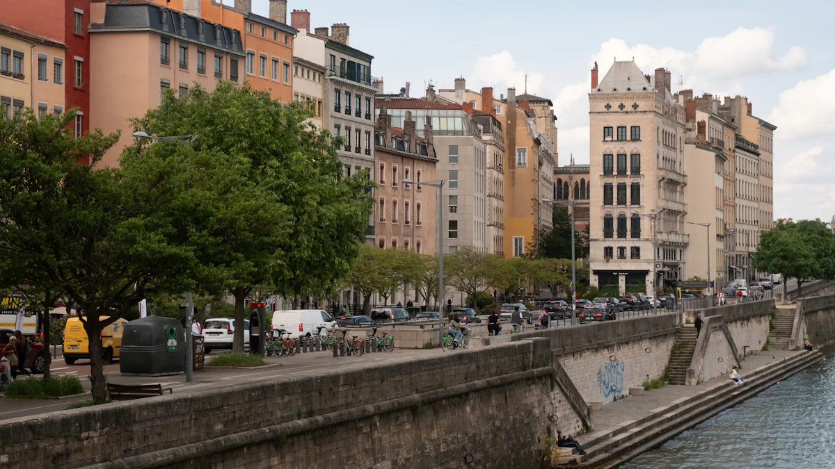 Immeubles d'habitation le long d'un quai dans une ville française